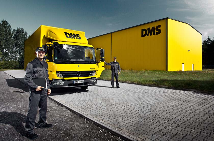 LKW vor Lagerhalle